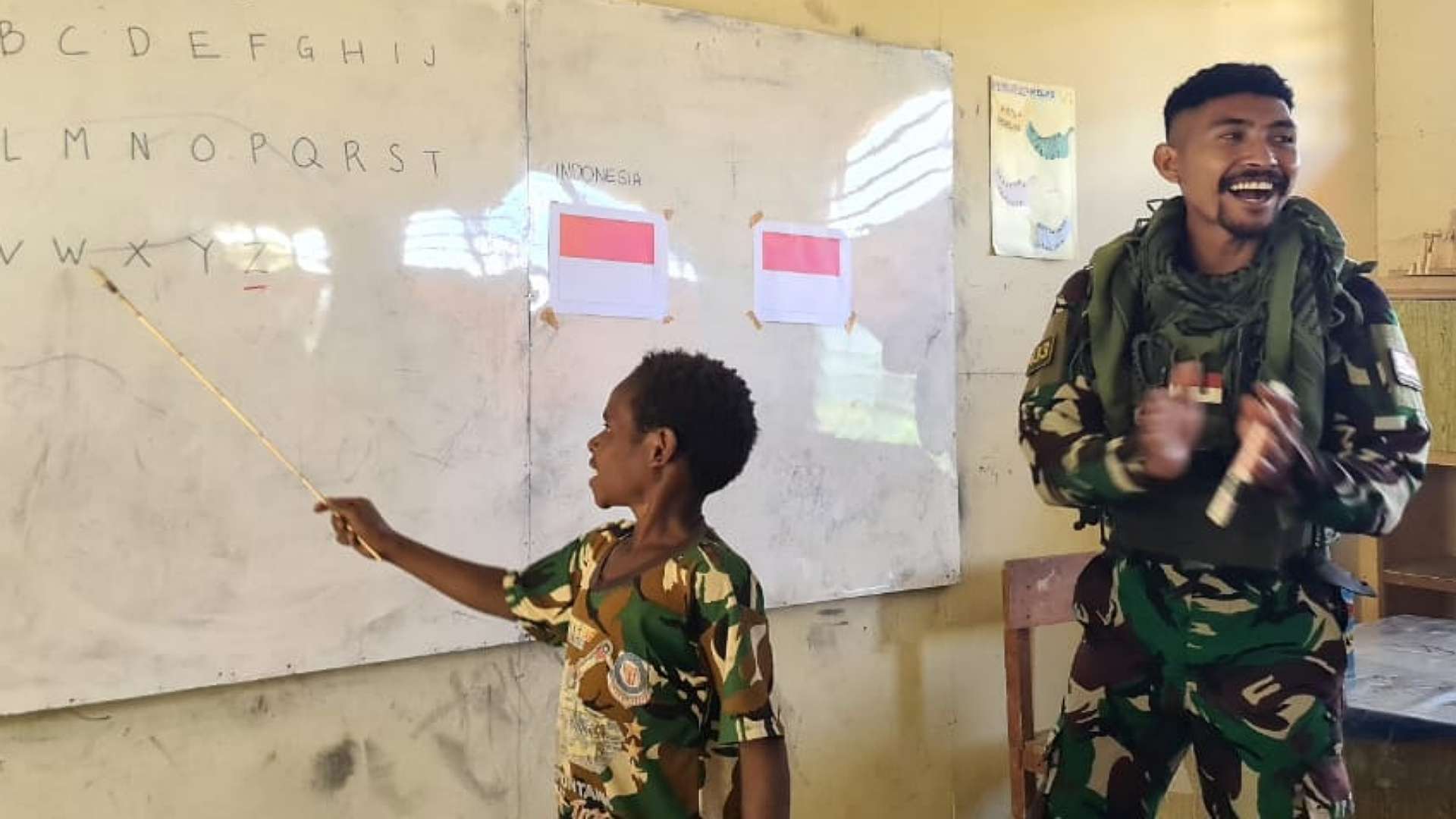 satgas-yonif-pr-433js-ajak-siswa-sd-dal-kembali-masuk-sekolah