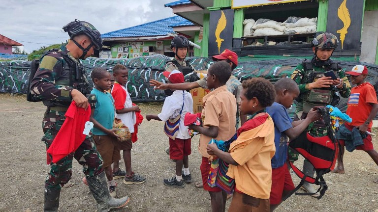 Satgas Pamtas Mobile Yonif Para Raider 330/Tri Dharma membagikan pakaian dan tas kepada siswa di Sugapa, Rabu (9/8/23). Foto: Satgas Pamtas Mobile Yonif Para Raider 330/Tri Dharma