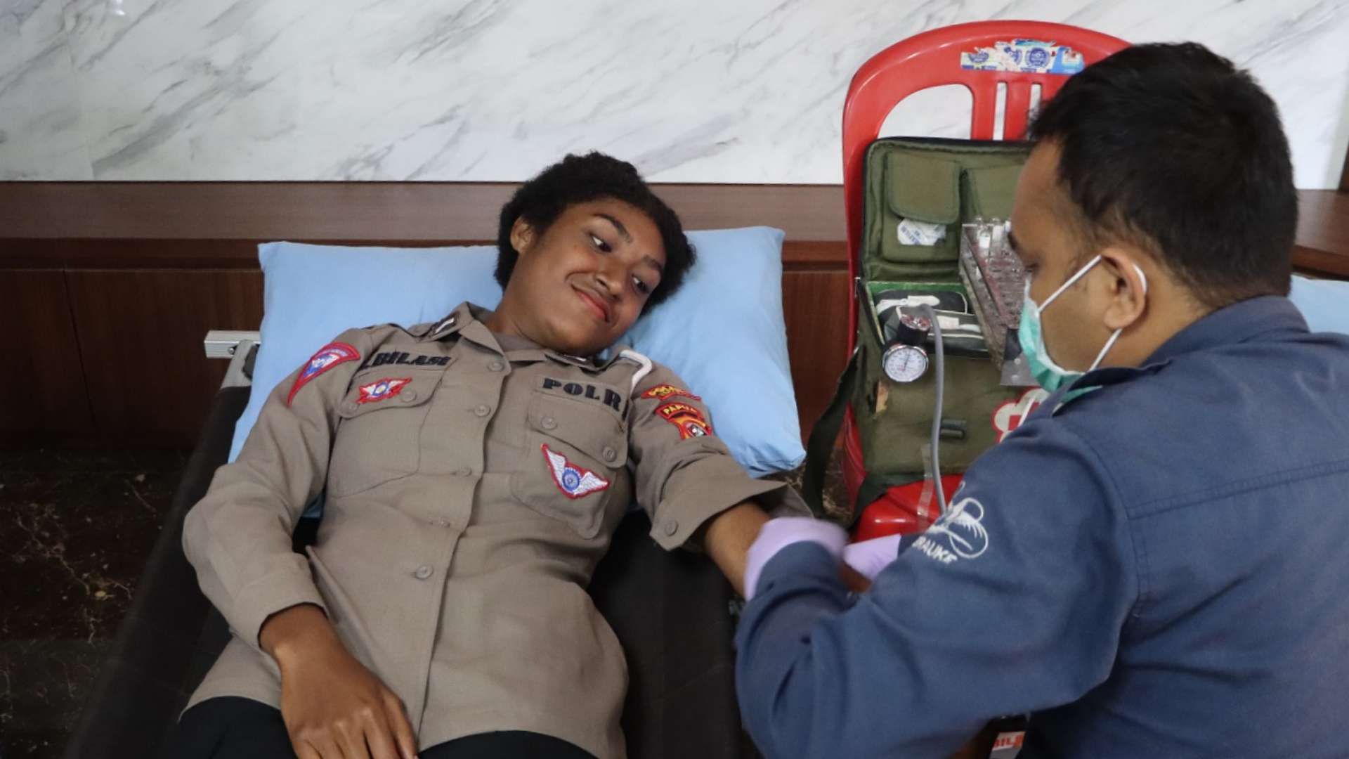 polwan-polres-merauke-donor-darah-sambut-hari-jadi-ke-75