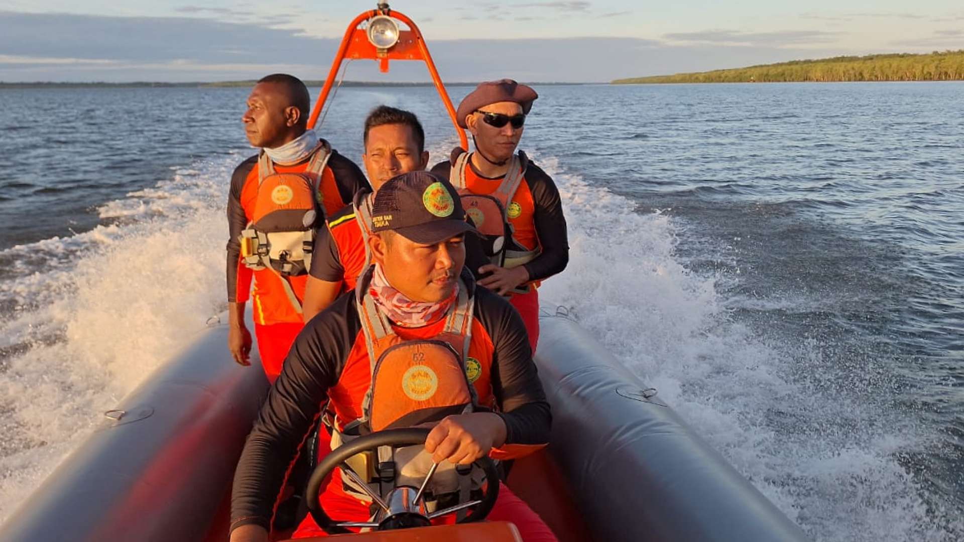 longboat-dihantam-ombak-satu-penumpang-hilang
