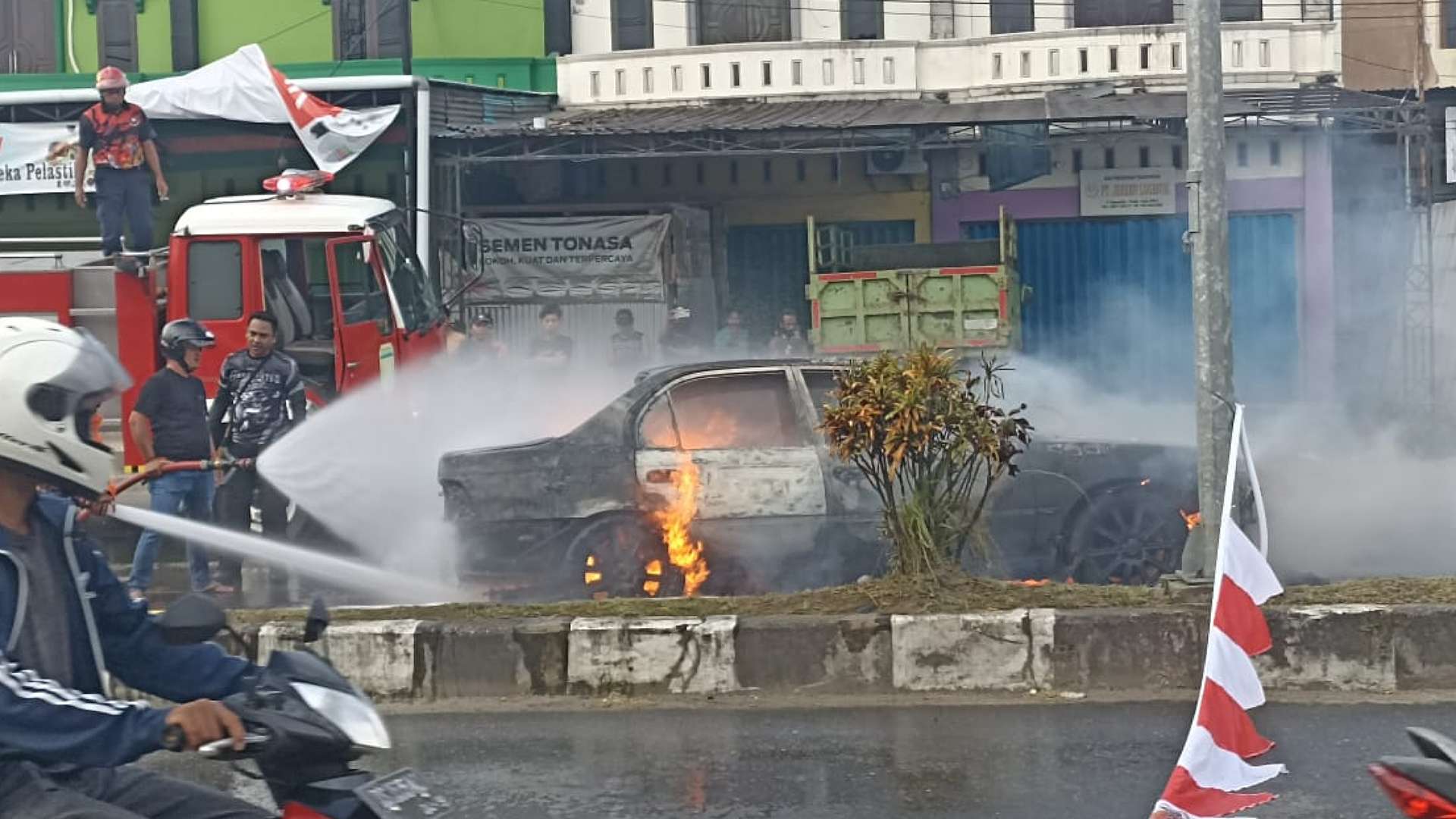 mobil-terbakar-di-jalan-hassanuddin