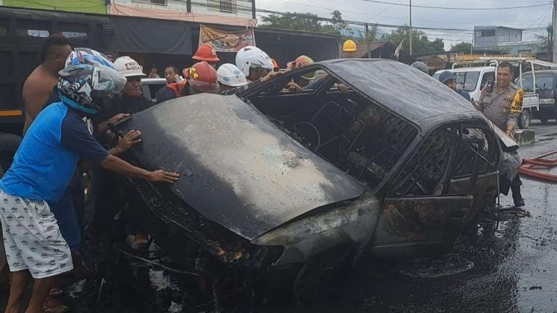 diduga-korsleting-listrik-penyebab-mobil-terbakar-di-jalan-hasanuddin