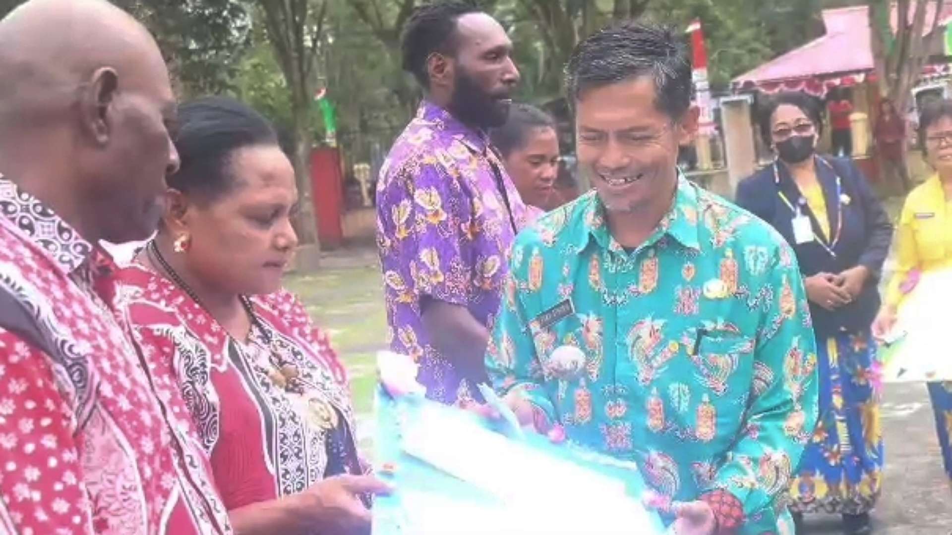 Kepala Distrik Mimika Timur Bakrie At-Thoriq secara simbolis menyerahkan dokumen kependudukan ke salah satu pasangan peserta nikah massal, Kamis (10/8/2023).  Foto: Eka/ Papua60detik