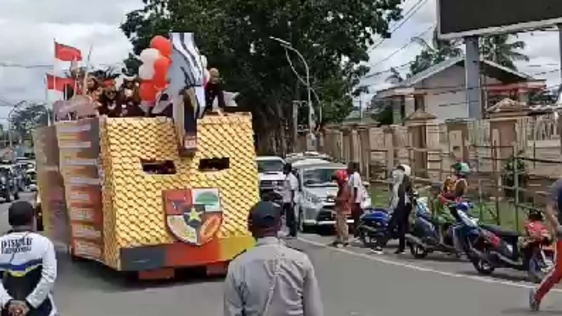 pawai-ratusan-kendaraan-hias-meriahkan-kota-timika
