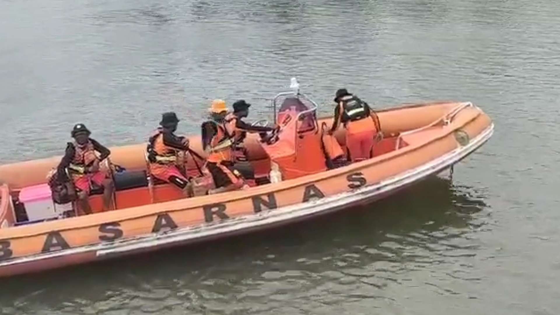 perahu-fiber-terbalik-di-perairan-migiwiya-satu-penumpang-hilang
