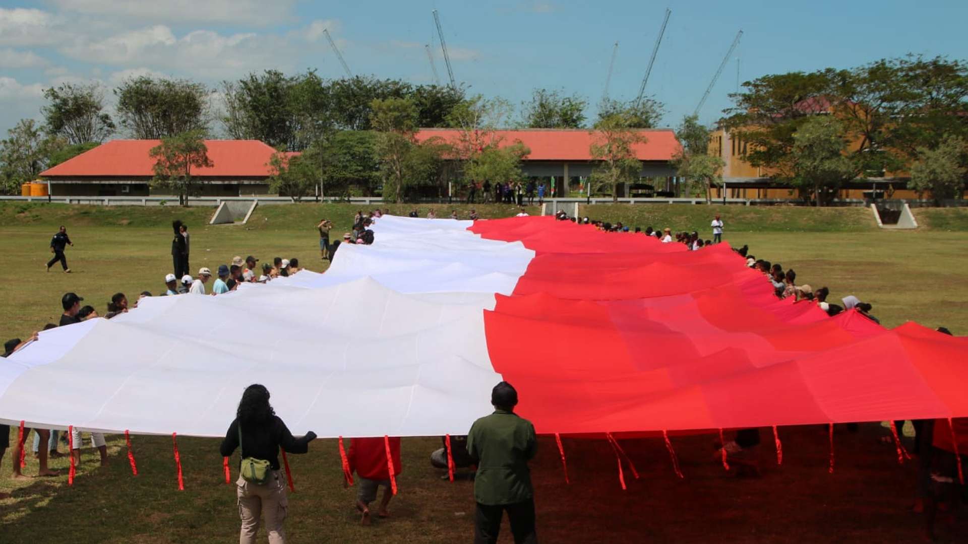 Pembentangan bendera Merah Putih 78 Meter di area Tugu Kapsul Waktu Merauke, Sabtu (12/8/2023) pagi. Foto: Istimewa