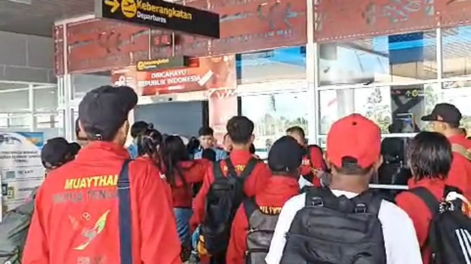 Tim Muaythai Timika, Kabupaten Mimika, Papua Tengah berangkat Surabaya Jawa Timur mengikuti babak kualifikasi atau Pra Pekan Olahraga Nasional (PON) BK, Senin (14/8/2023). Foto: Eka/ Papua60detik