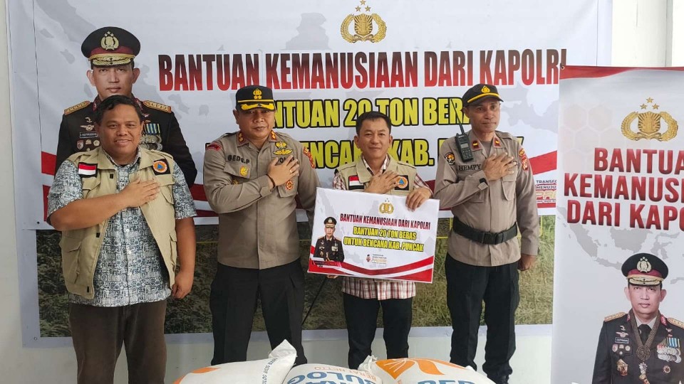 lagi-kapolri-kirim-bantuan-20-ton-beras-ke-korban-kekeringan-di-puncak