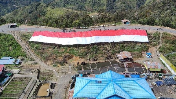 Bendera merah putih di bukit belakang Pos Kodim Persiapan (Koper), Kabupaten Intan Jaya, Papua Tengah, Senin (14/08/23). Foto: Pen Yonif PR 330/Tri Dharma