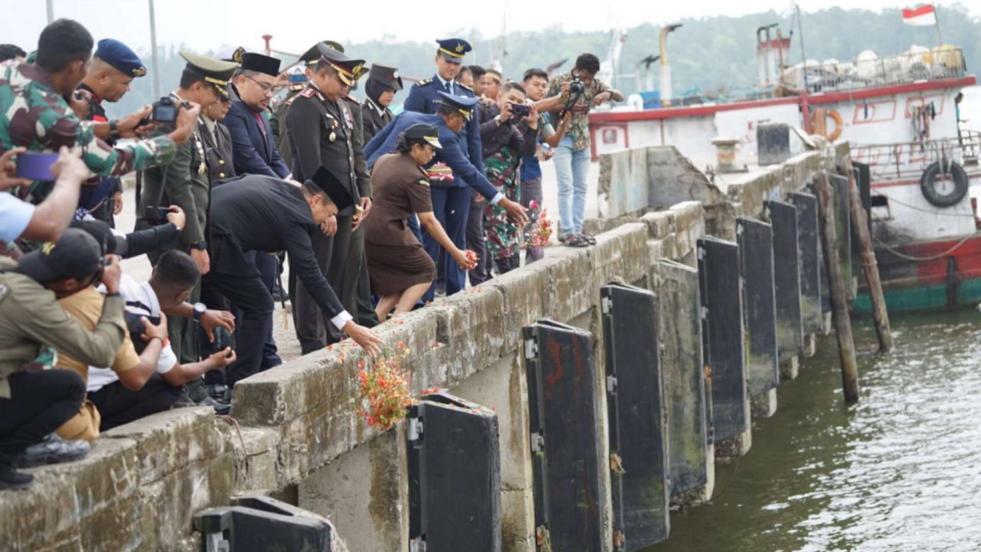 pemkab-mimika-tabur-bunga-kenang-jasa-pahlawan