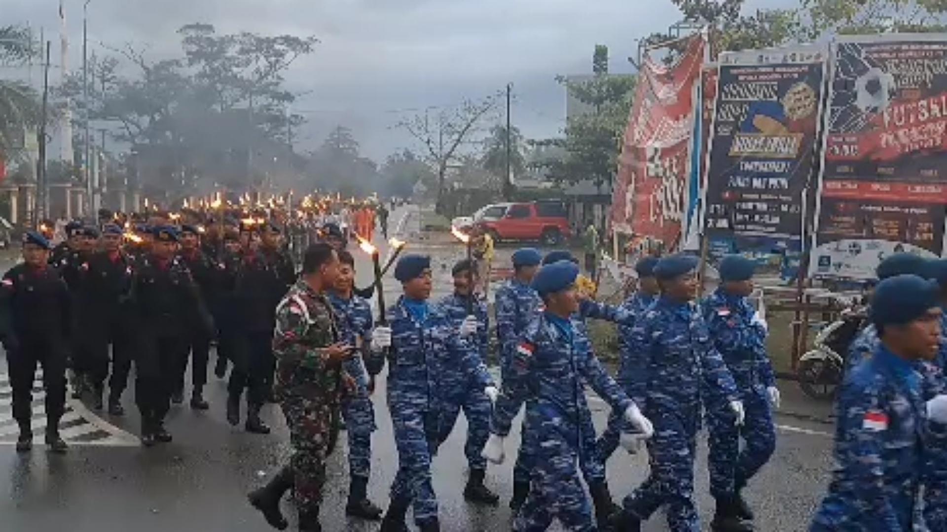 hujan-rintik-upacara-taptu-dan-pawai-obor-tetap-khidmat