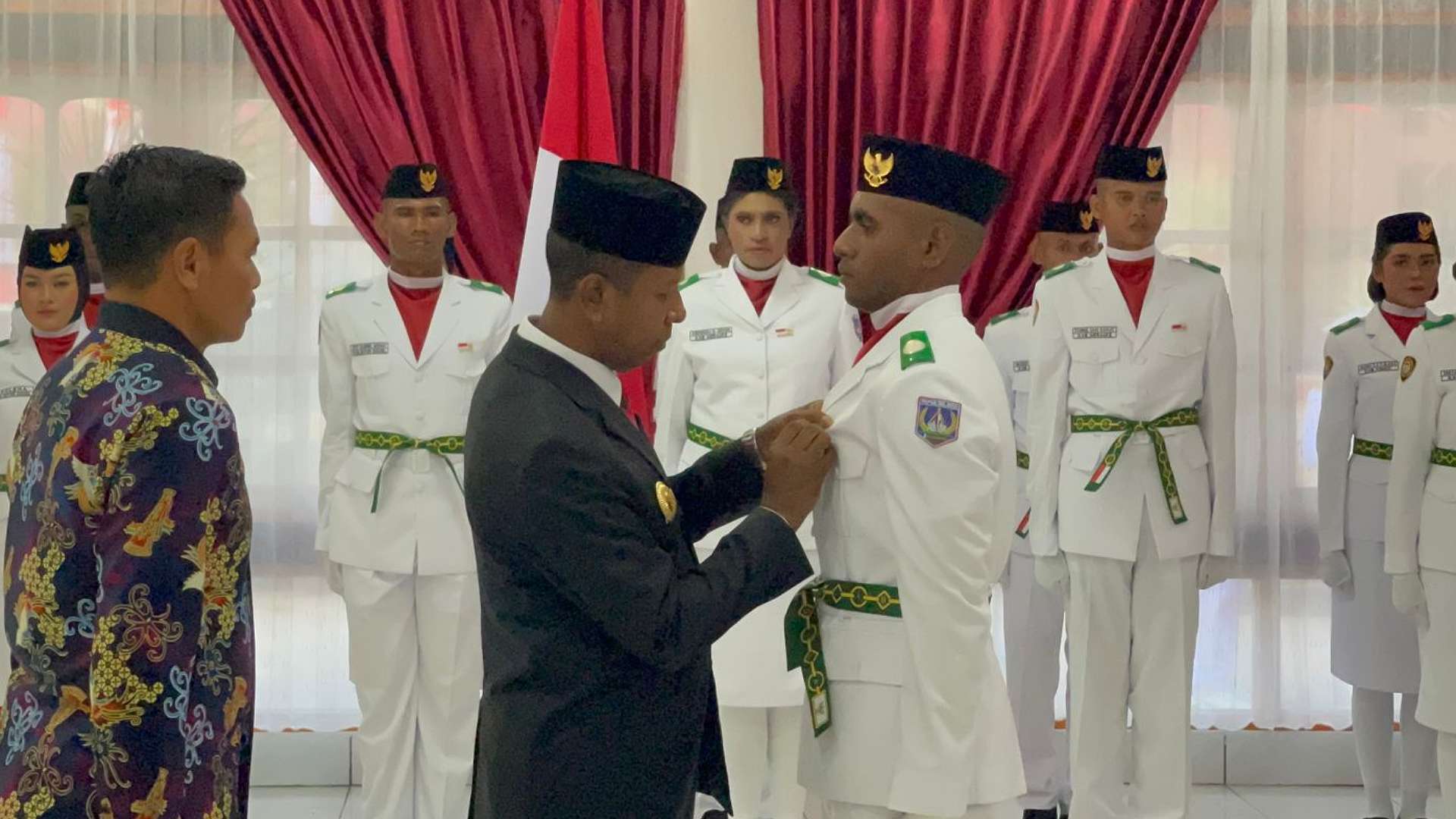 apolo-safanpo-kukuhkan-paskibra-papua-selatan