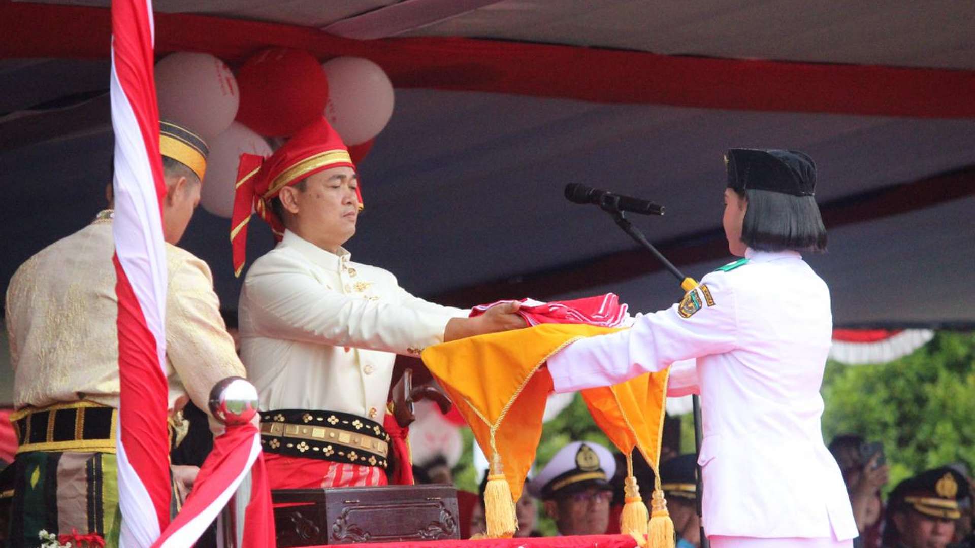upacara-hut-ke-78-ri-pj-bupati-mimika-kenakan-baju-adat-bugis-makassar