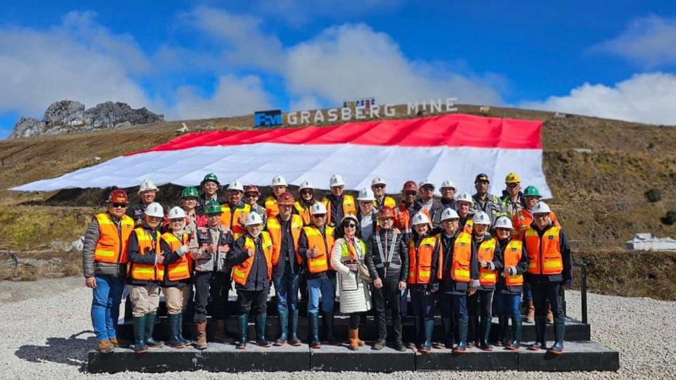 PT Freeport Indonesia membentangkan bendera merah putih berukuran 3.431,25 m2 di area tambang terbuka Grasberg. Foto: Corcom PTFI
