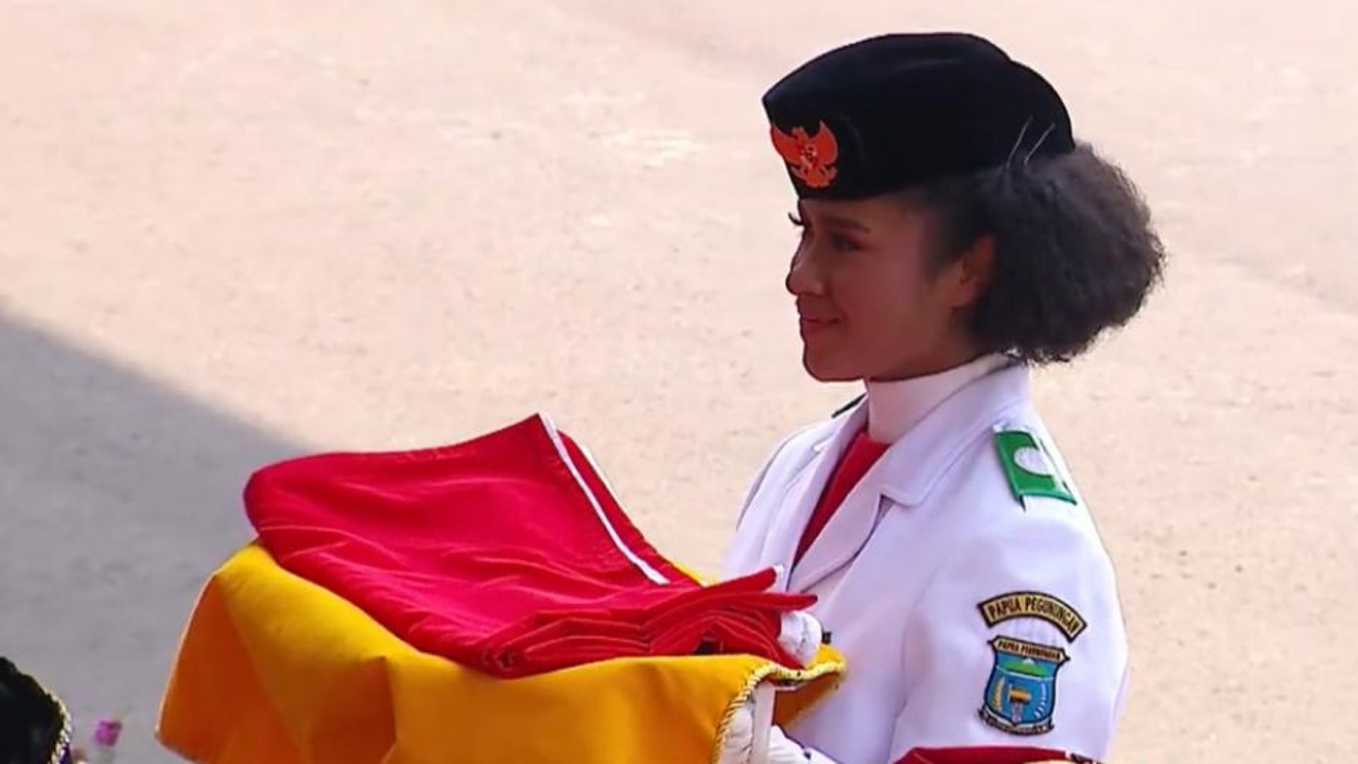 lilly-wenda-jadi-pembawa-baki-bendera-pusaka-upacara-hut-ri-di-istana-negara