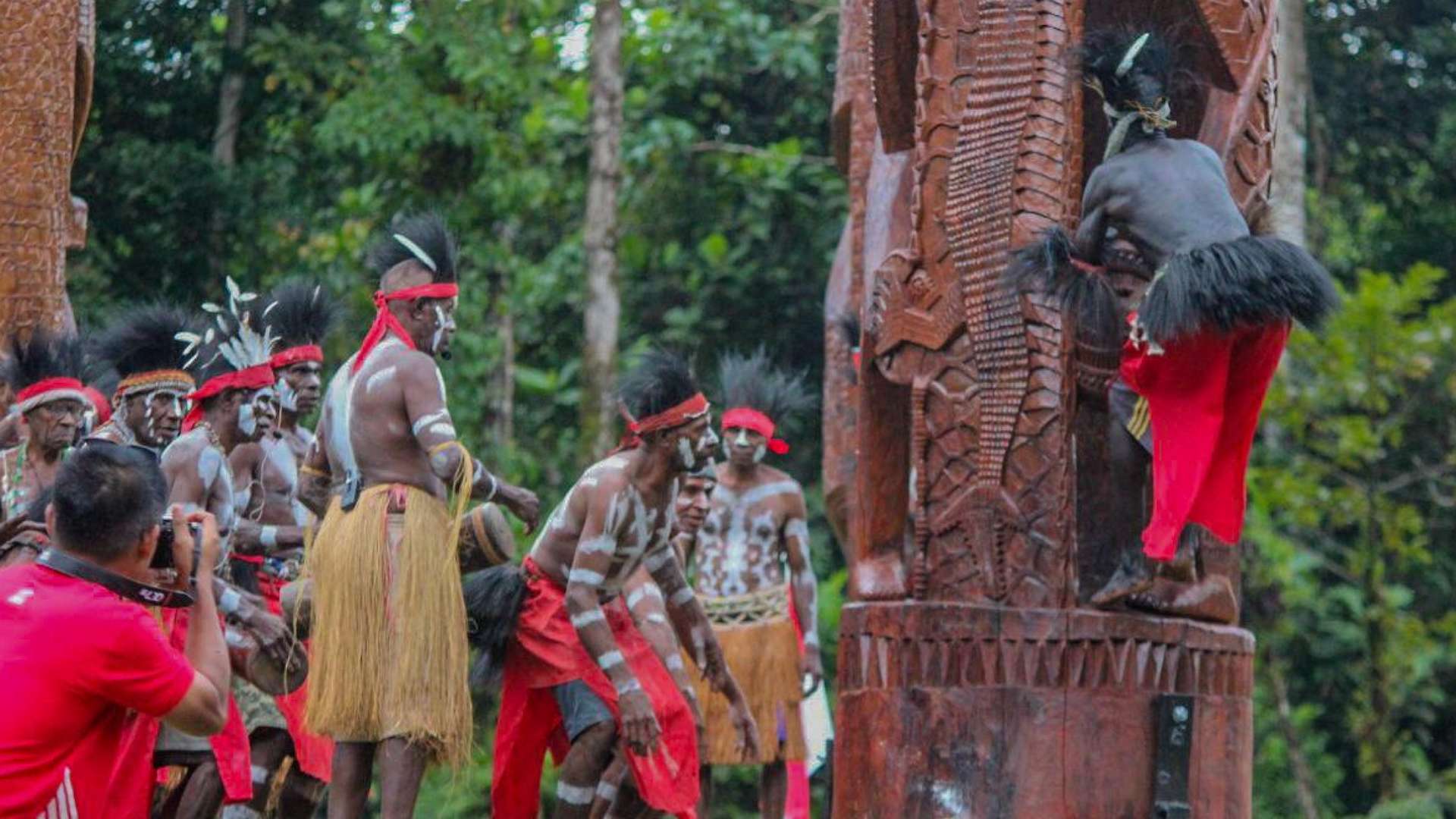 Prosesi adat pemugaran Patung Mbitoro oleh masyarakat Suku Kamoro di Kuala Kencana, Sabtu (19/8/2023). Foto: Faris/ Papua60detik