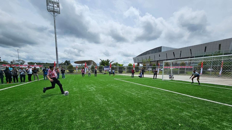 presdir-ptfi-resmikan-lapangan-sepak-bola-sintetis-dan-gymnasium-mimika-sport-complex