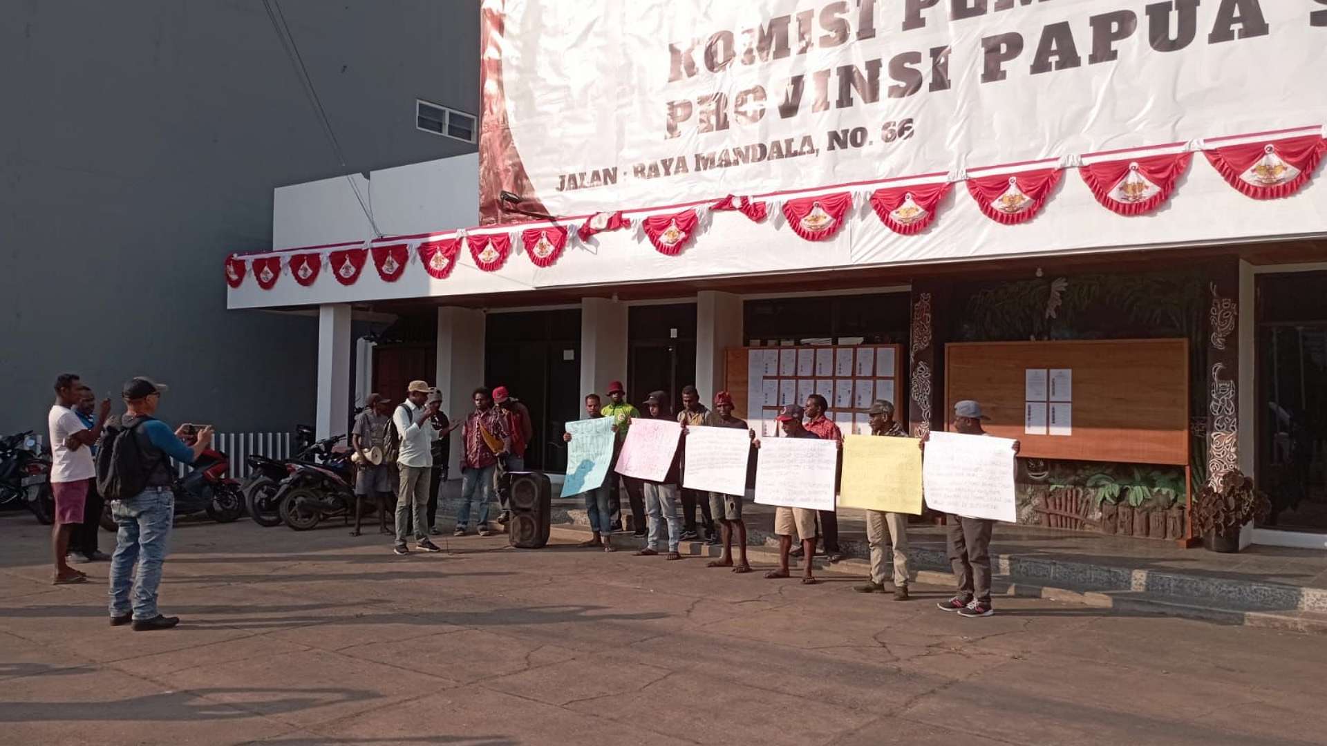 demo-di-kantor-kpu-papua-selatan-polisi-amankan-belasan-orang