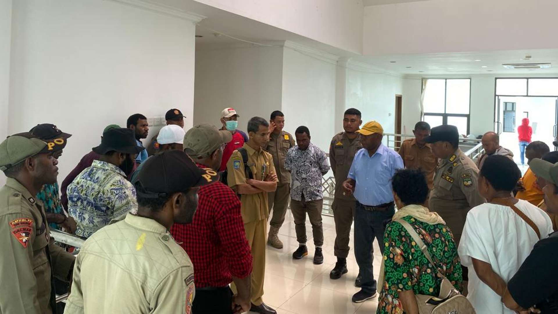 dianaktirikan-hapak-palang-kantor-lpse-mimika