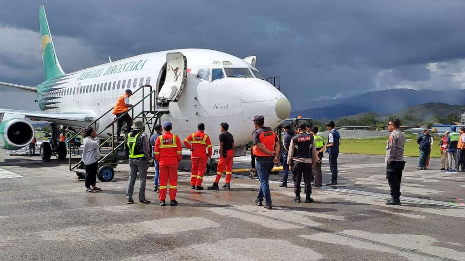 ban-pesawat-cargo-bocor-saat-mendarat-di-bandara-wamena