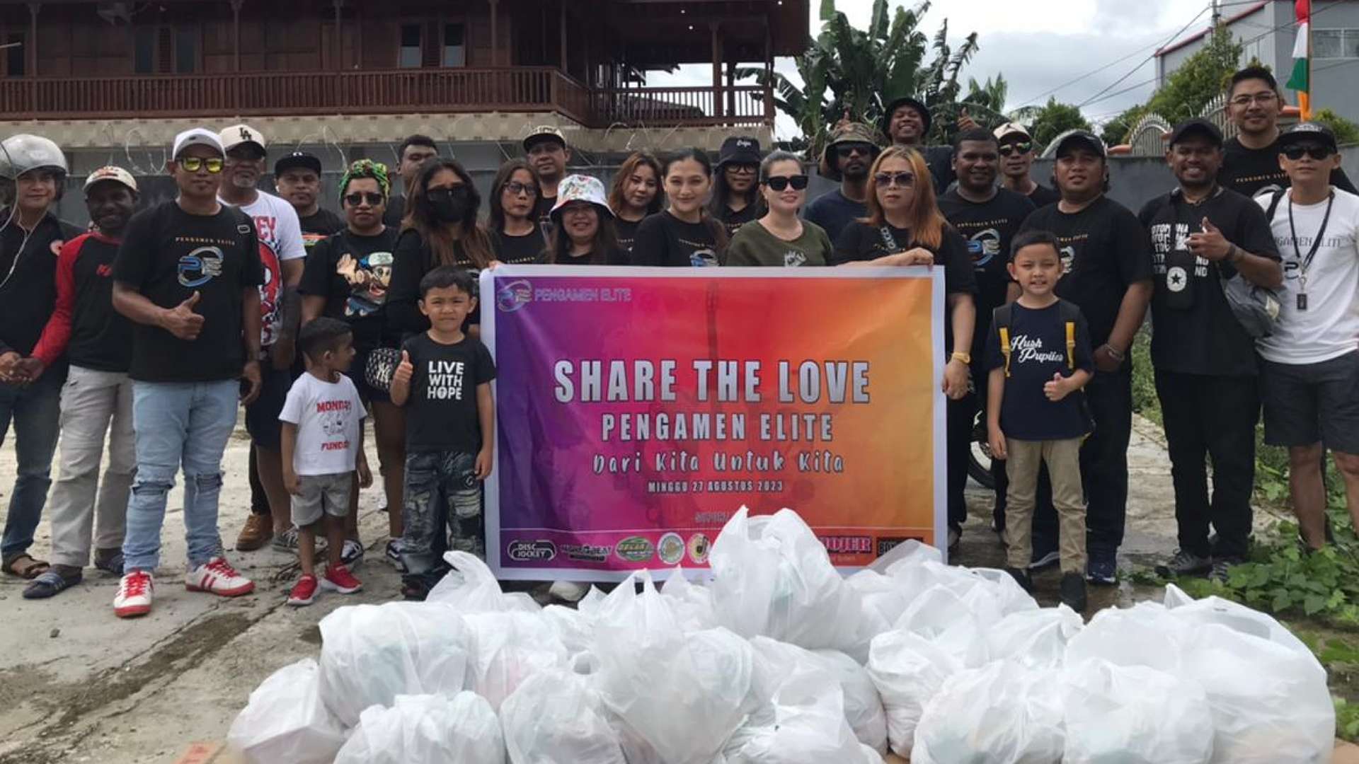 komplit-bagi-sembako-ke-masyarakat-mimika-timur