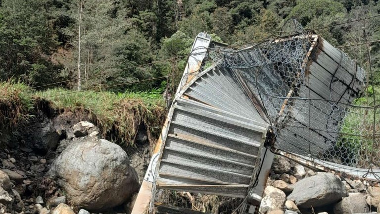 Jembatan putus akibat banjir dan longsor di Tembagapura pada Jumat (25/8/2023). Foto: Istimewa