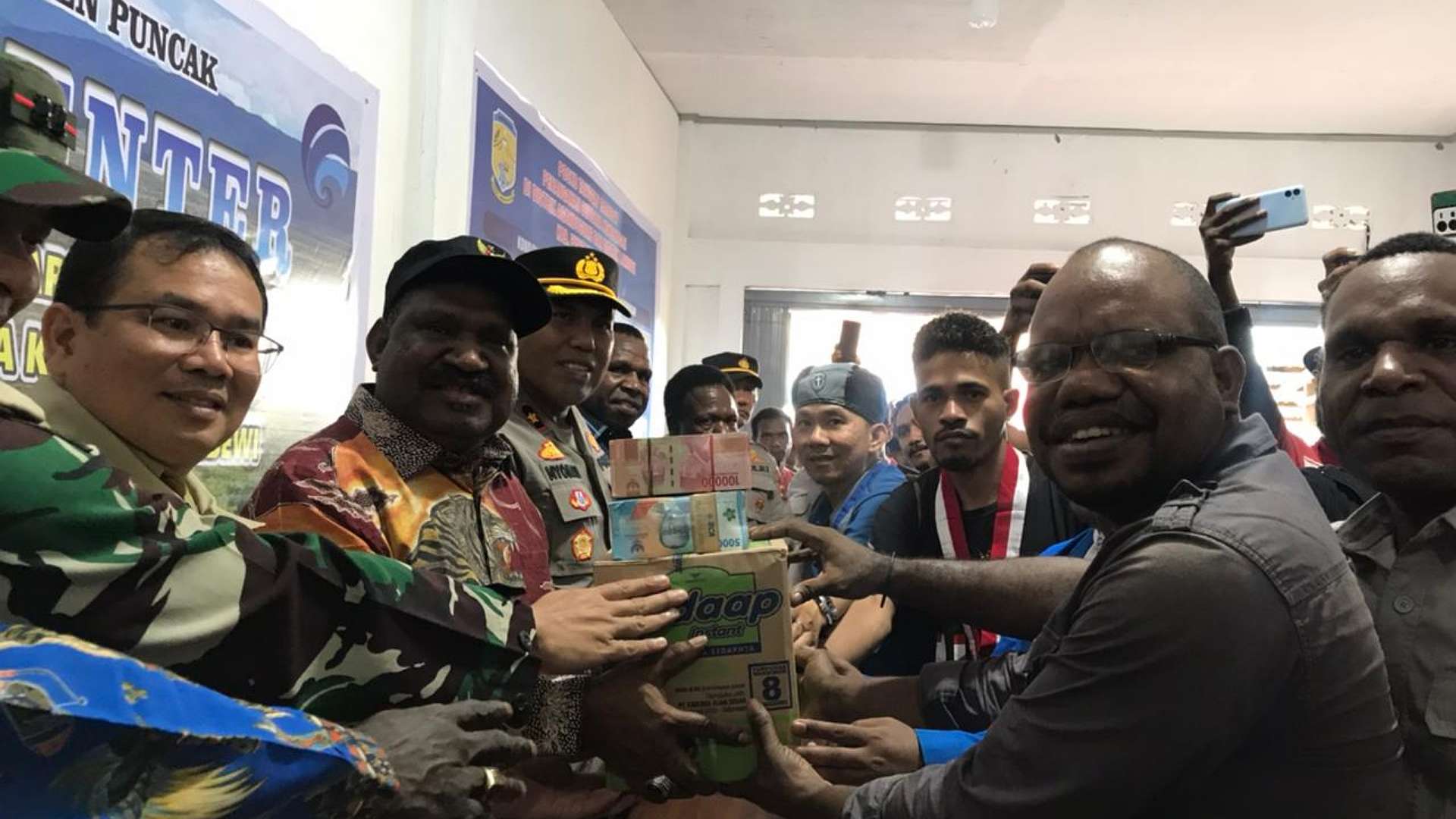 aliansi-pemuda-mimika-berikan-bantuan-beras-dan-uang-ke-korban-bencana-puncak