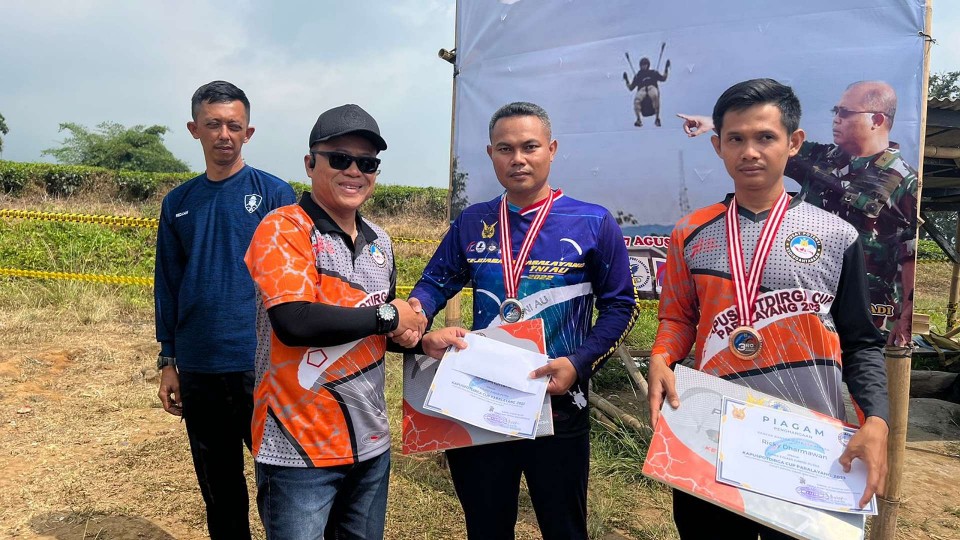 prajurit-lanud-yohanis-kapiyau-juara-dua-lomba-paralayang-di-jabar