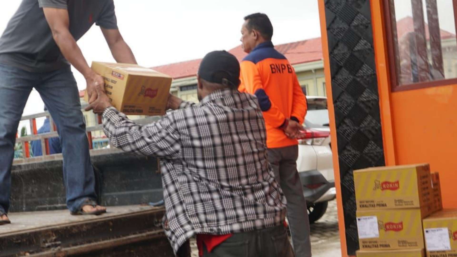 pt-freeport-bantu-520-kilogram-bahan-makanan-bagi-korban-bencana-distrik-tembagapura