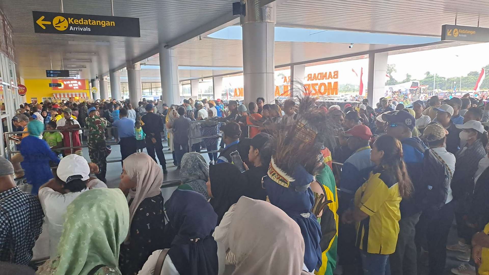 300-aparat-tni-polri-amankan-kedatangan-eltinus-omaleng