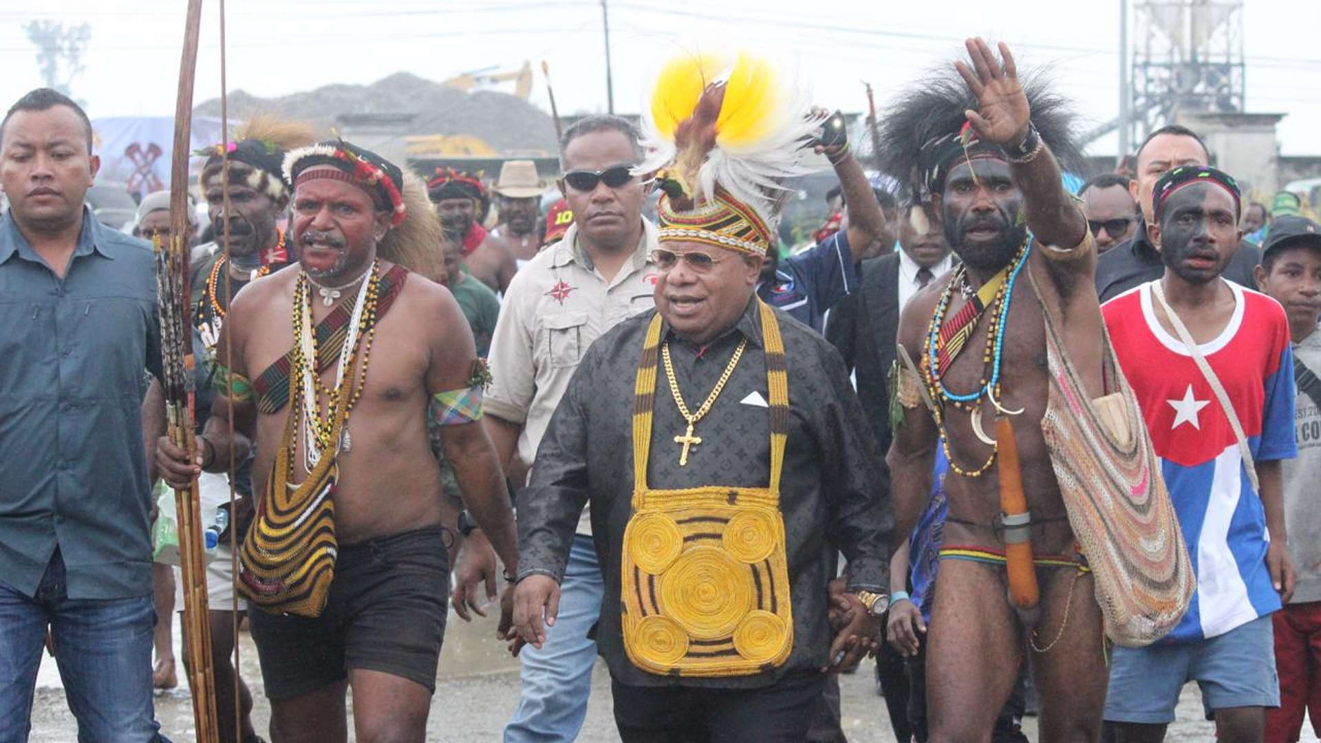 massa-pendukung-luapkan-kegembiraan-sambut-eltinus-omaleng