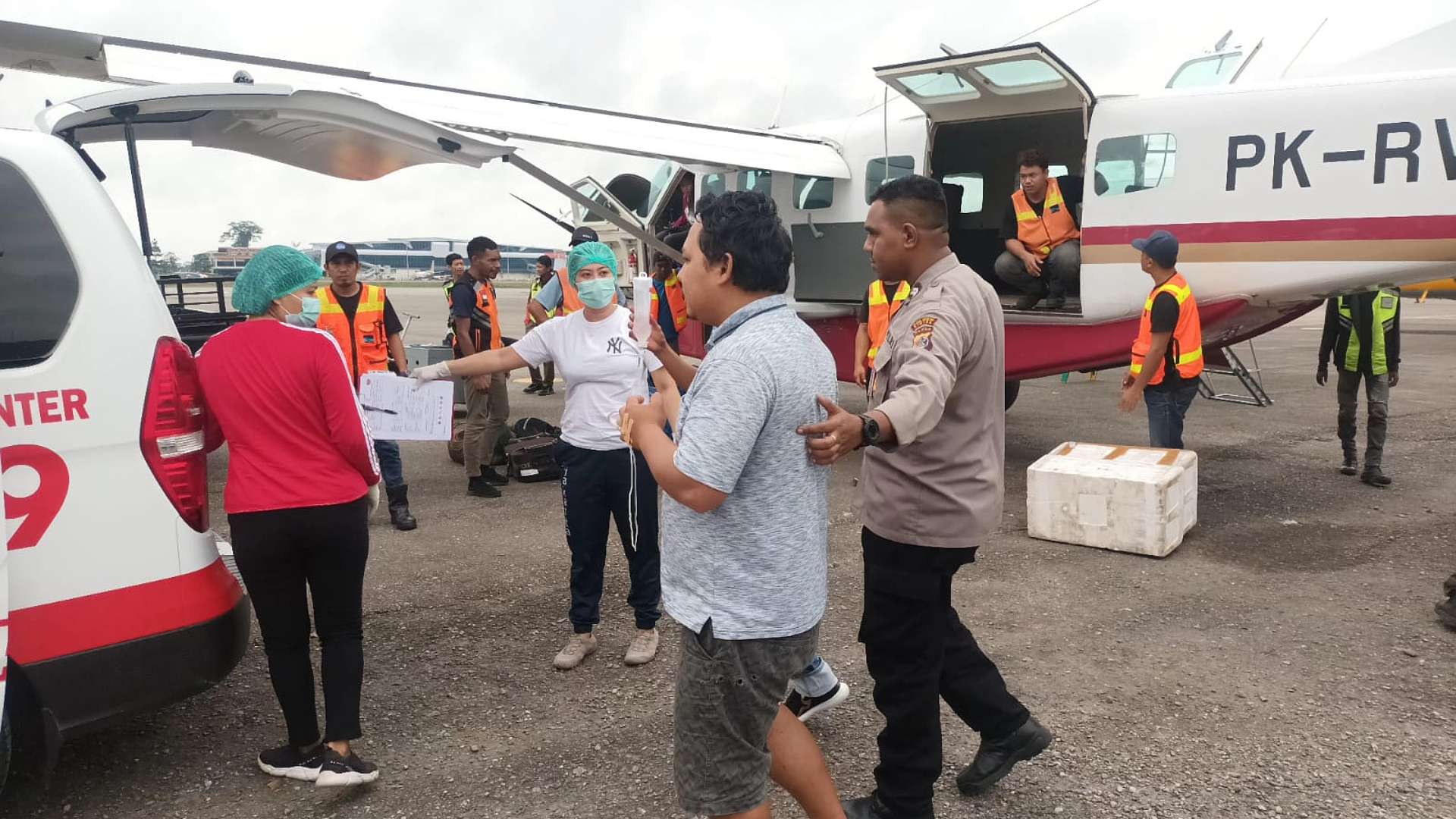 Korban penembakan di Puncak bernama Antonius Padang dievakusi ke Timika, Sabtu (2/9/2023). Humas Polda Papua
