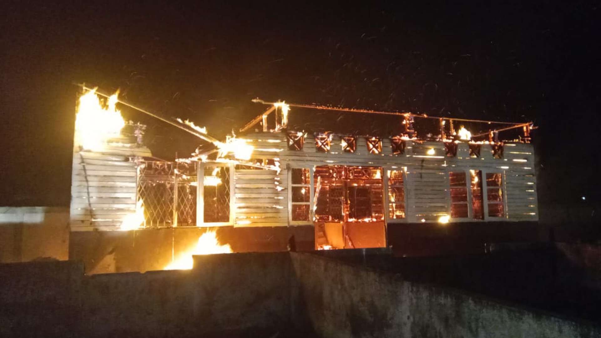 kantor-bkpsdm-dogiyai-hangus-dilalap-jago-merah