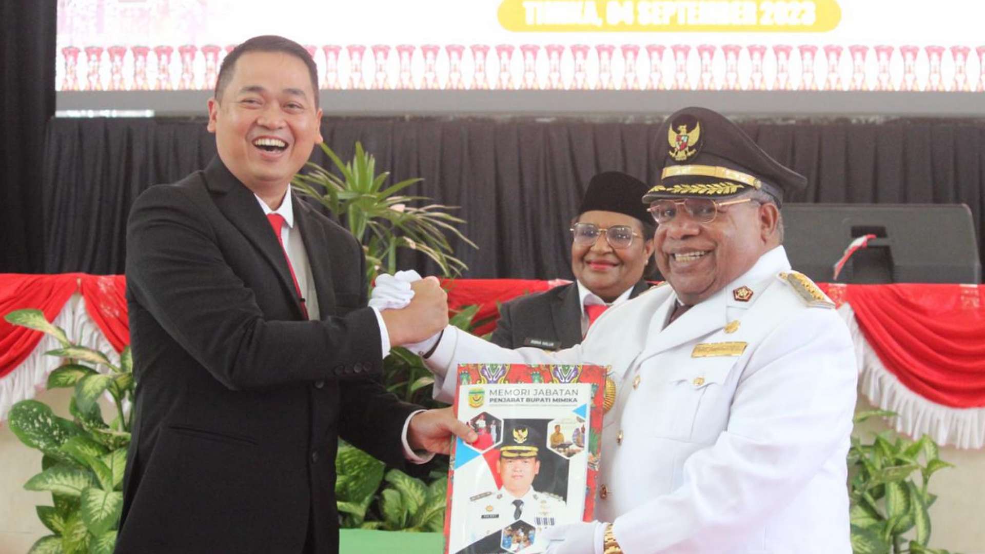 eltinus-omaleng-kembali-jadi-bupati-aktif-mimika