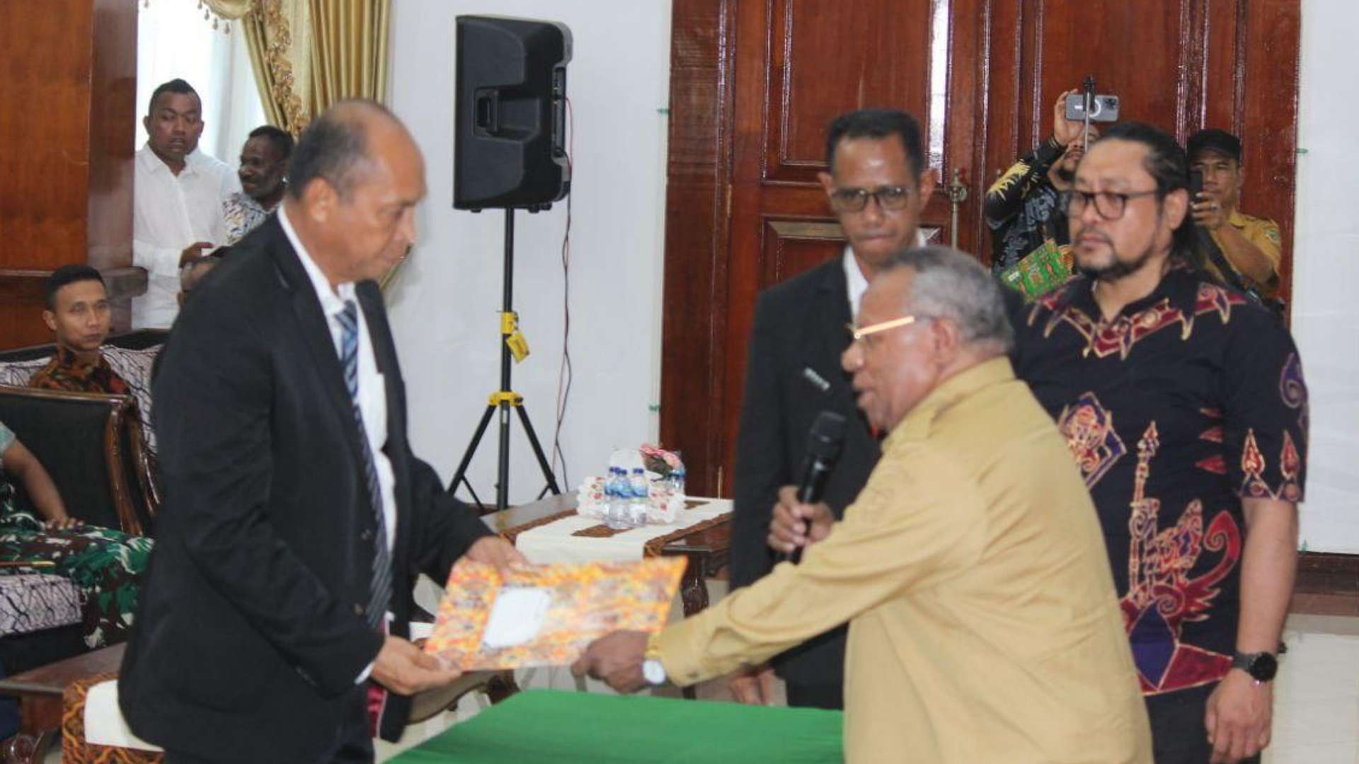 tunjuk-robert-mayaut-jadi-plt-sekda-bupati-kita-akan-bersih-bersih