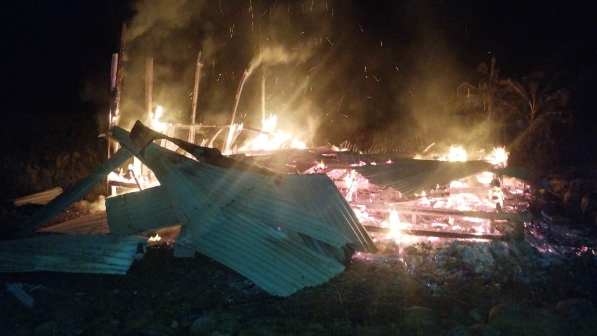 rumah-bekas-hunian-pengungsi-di-nduga-hangus-terbakar