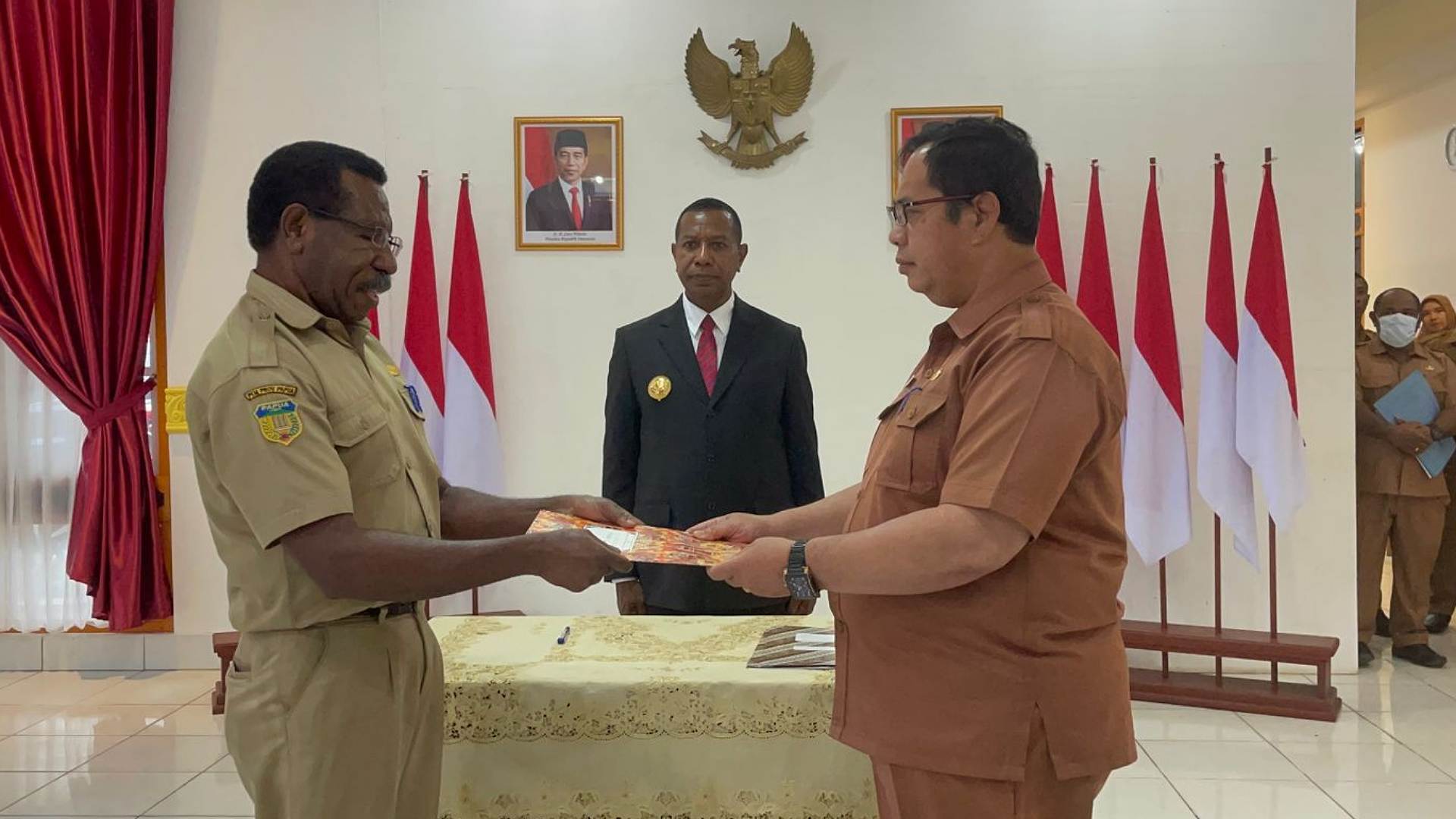 aloysius-jopeng-pensiun-agustinus-j-guritno-jabat-plt-kadis-pendidikan-papua-selatan