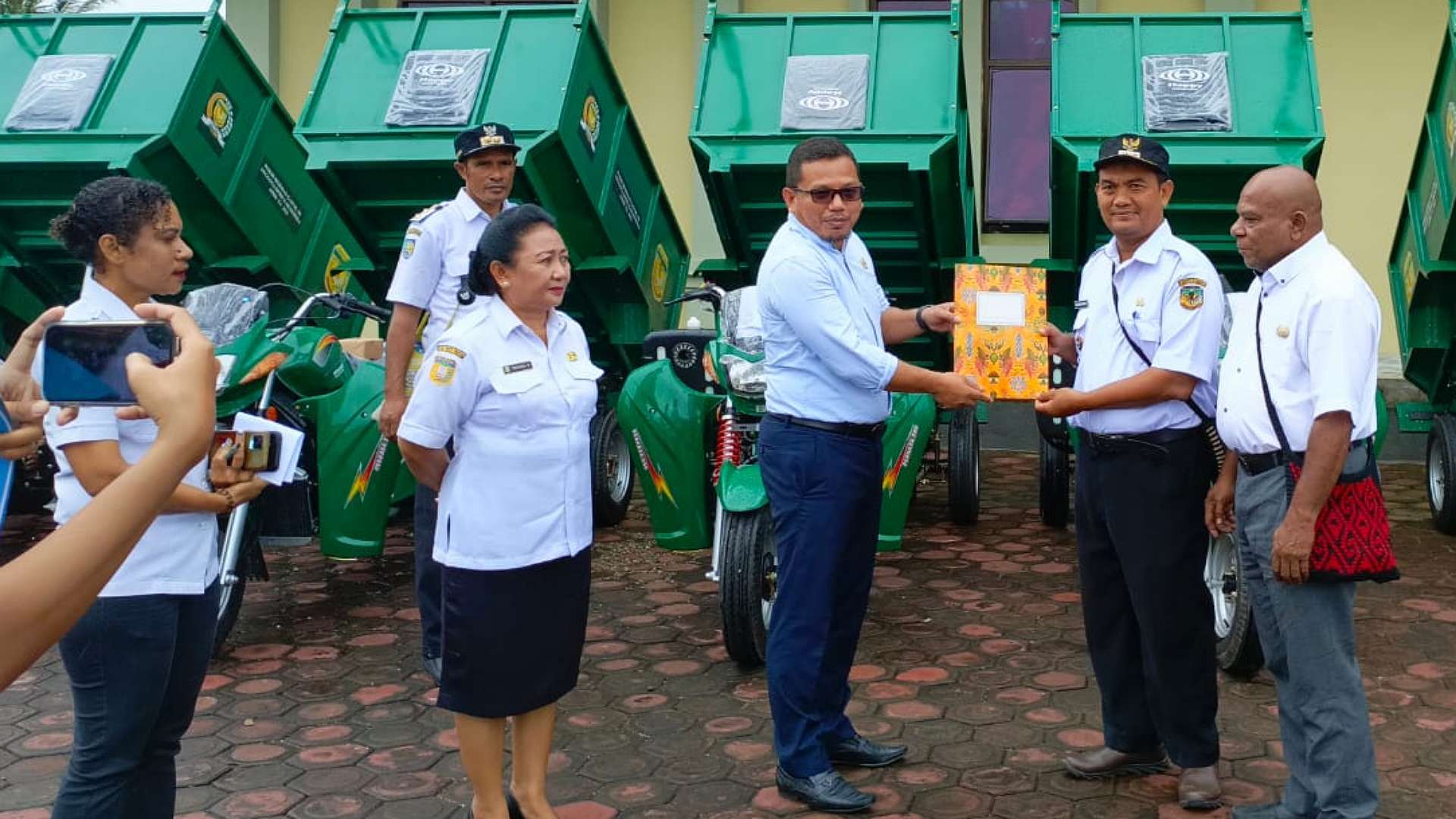 jawab-hasil-reses-herman-ghafur-serahkan-tujuh-motor-sampah-ke-empat-kelurahan