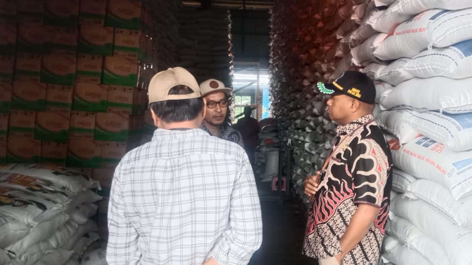 dprd-kunjungi-bulog-timika-pastikan-stok-pangan-aman