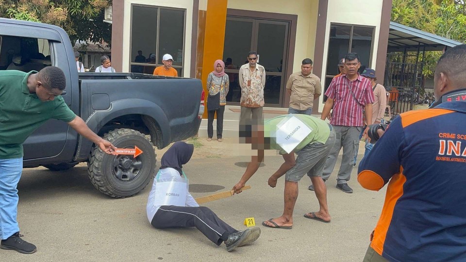 rekonstruksi-kasus-oknum-polisi-aniaya-mantan-pelaku-peragakan-22-adegan