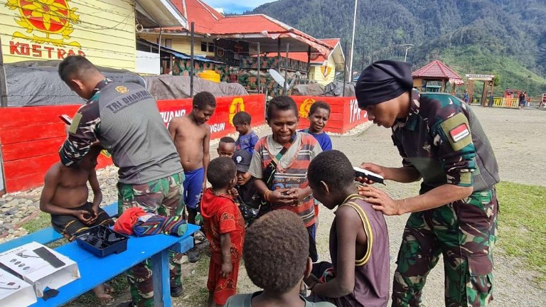 satgas-ypr-330-beri-layanan-barbershop-gratis-ke-warga-intan-jaya