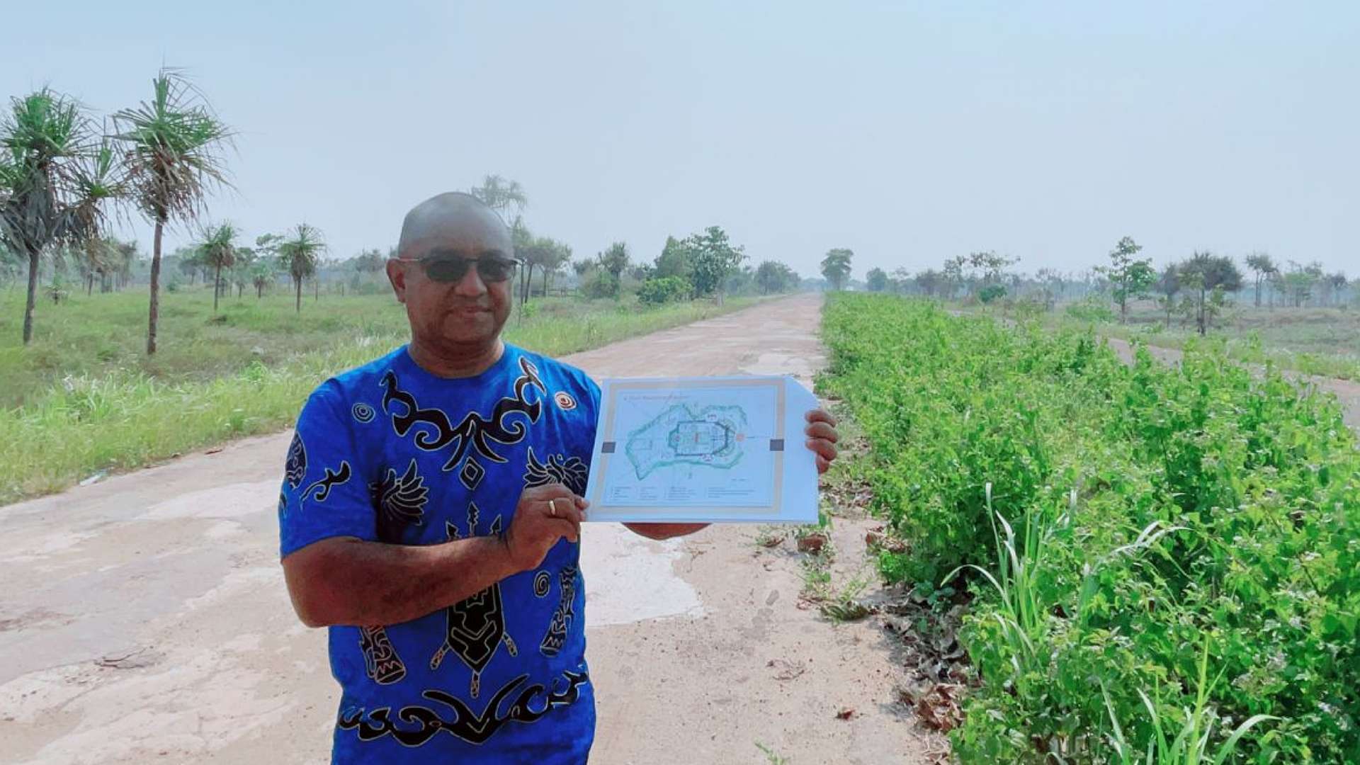 Kepala  Bidang Cipta Karya dan Tata Ruang, Dinas PUPR Papua Selatan Agustinus R Bonai saat meninjau lokasi pembangunan kantor Gubernur PPS. Foto: Ami/ Papua60detik