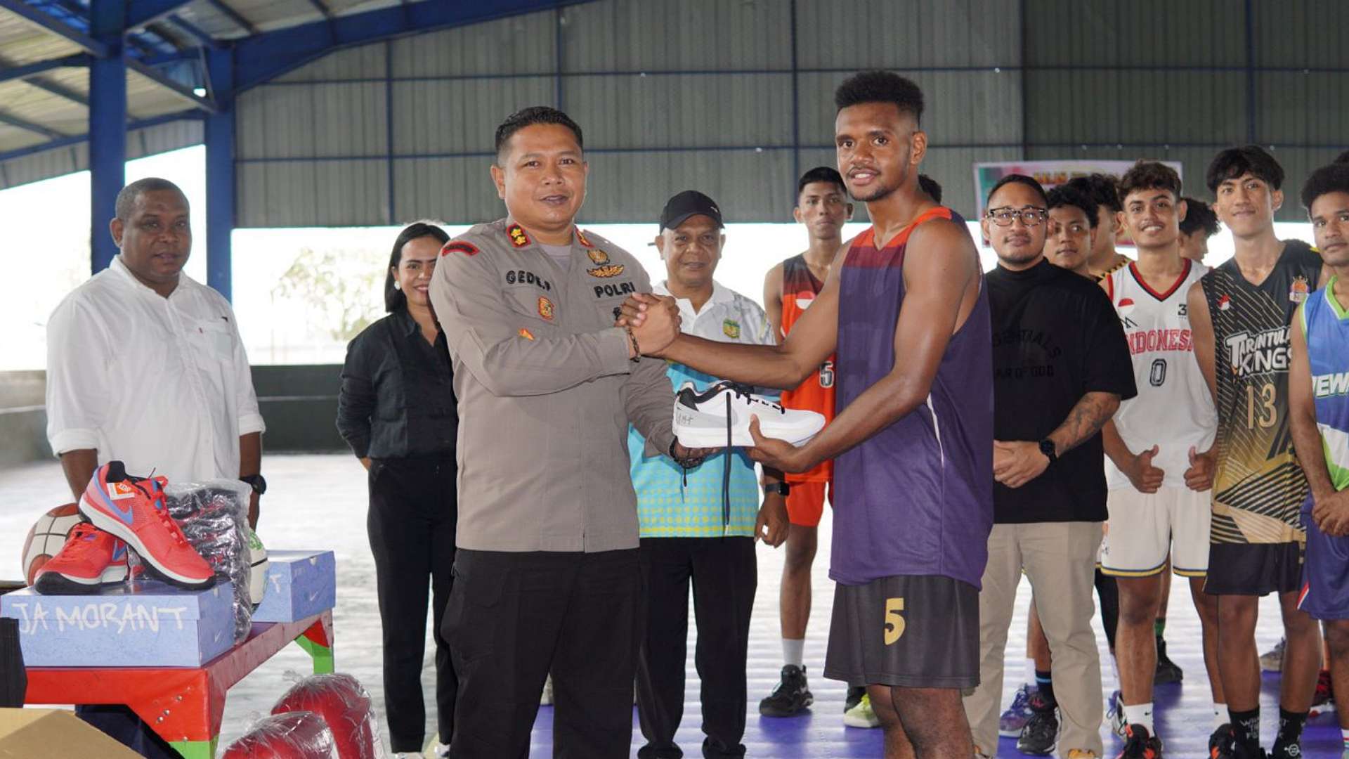 mulai-jalani-tc-pon-xxi-atlet-basket-papua-tengah-dapat-bantuan-sepatu