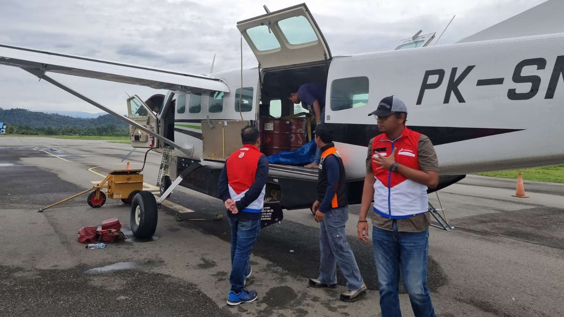 pertamina-regional-papua-maluku-salurkan-bbm-ke-intan-jaya