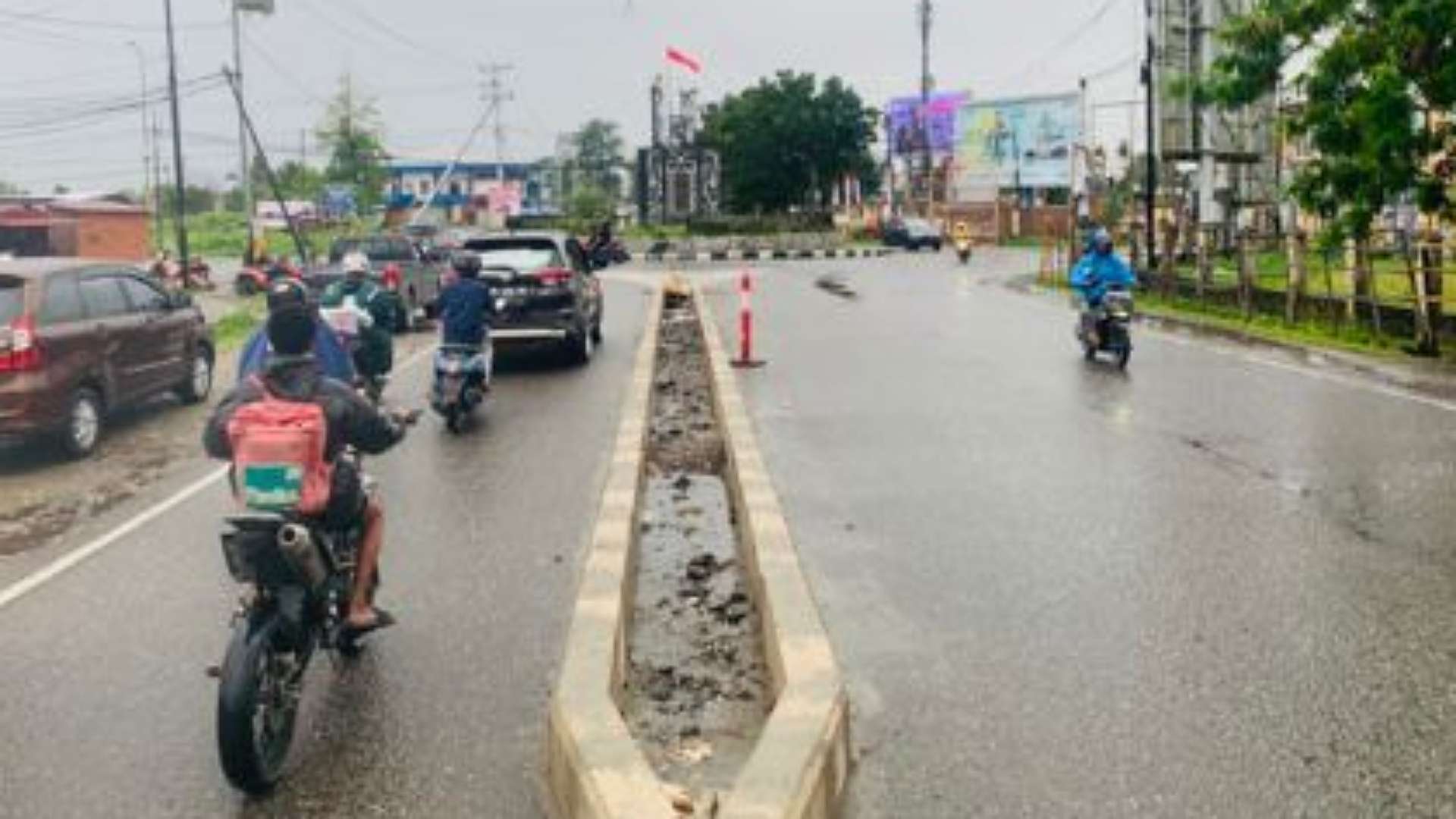 dikeluhkan-warga-pembangunan-median-jalan-budi-utomo-dihentikan