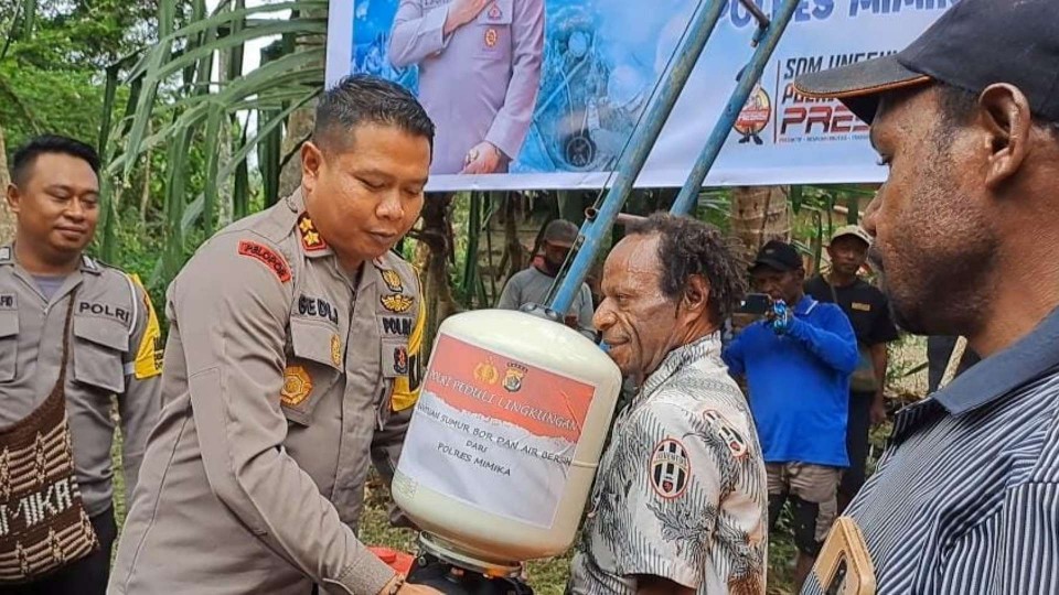 warga-kamoro-jaya-dapat-bantuan-sumur-bor-dari-kapolri