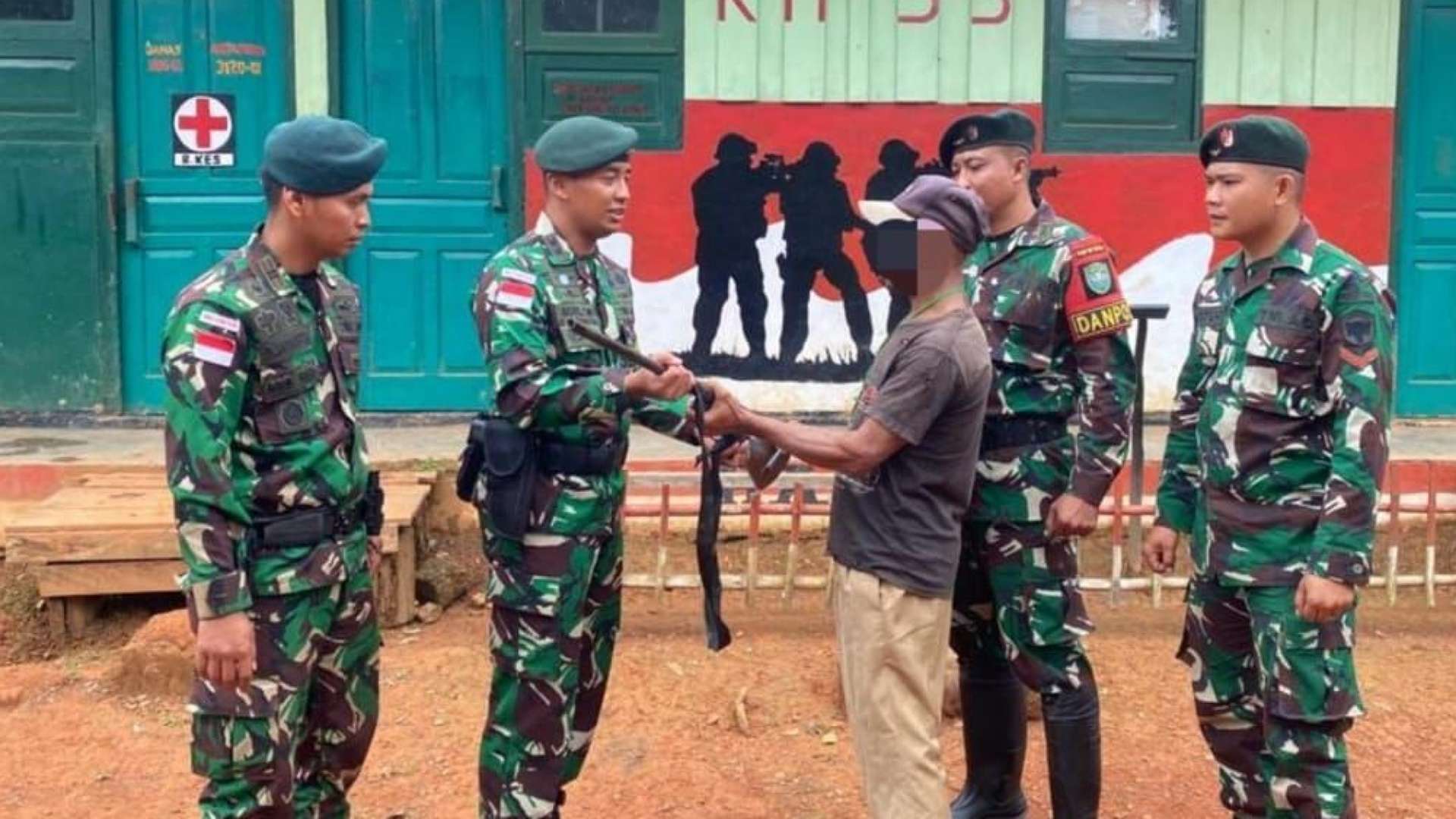 warga-serahkan-sepucuk-senjata-api-ke-prajurit-satgas-pamtas-ri-png