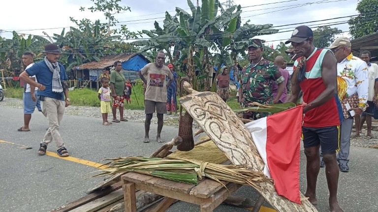 ribut-soal-blt-warga-hiripau-palang-jalan