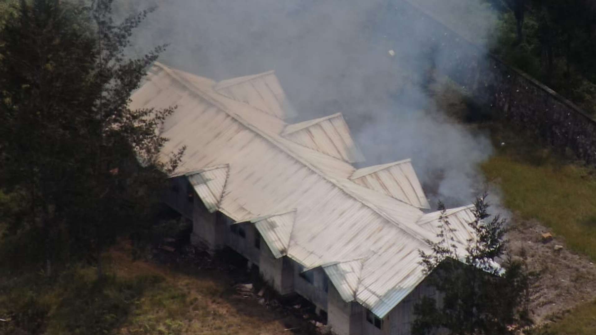 polisi-dalami-kasus-pembakaran-perumahan-nakes-rsud-di-ilaga