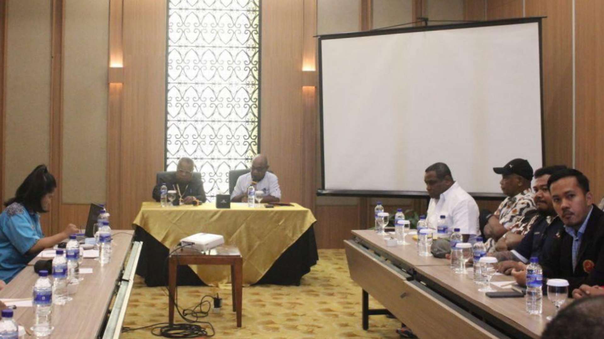 eltinus-omaleng-ambil-alih-jabatan-ketum-koni-mimika